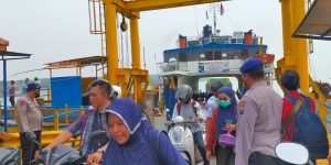 Tiga Personil Satpolairud Polres Bangkalan Polda Jatim Siaga Akhir Pekan di Pelabuhan Kamal