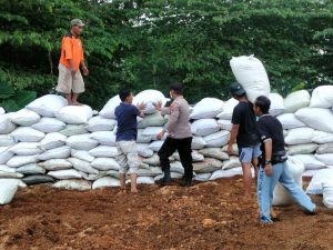 Tekan Angka Kecelakaan Menjelang Nataru, Polres Mojokerto Polda Jatim Benahi Barikade Karung Sekam Di Jalur Penyelamat Cangar-Pacet