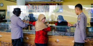 Kapolsek Kertosono Sampaikan Himbauan Kamtibmas Saat Patroli Toko Emas