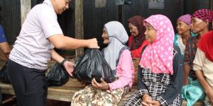 Doakan Aman, Kapolres Bangkalan Polda Jatim Kembali Berikan Bansos di Kecamatan Galis