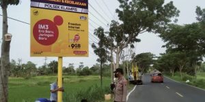 Pasang Baliho, Polsek Klampis Polres Bangkalan Peduli Keselamatan Berlalulintas