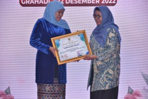 Gubernur Jatim Berikan 22 Penghargaan di Hari Ibu
