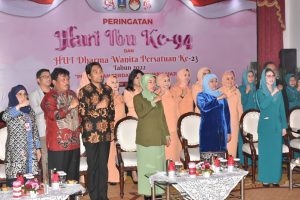 Hari Ibu, Gubernur Khofifah Terima Penghargaan atas Perlindungan dan Pemberdayaan terhadap Ojol Perempuan