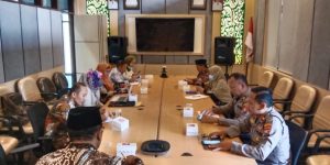 Cegah Varian Baru Covid, Wakapolres Bangkalan Bersama Kabag Ops Polres Bangkalan Polda Jatim Ikuti Rakor Percepatan Vaksin Booster