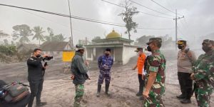 Forkopimda Jatim Cek Lokasi Pengungsian dan Berikan Bansos Untuk Warga Terdampak APG
