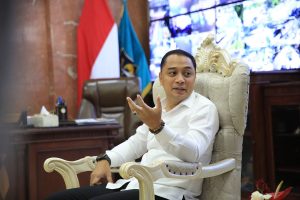 WALI KOTA ERI PERSILAHKAN WARGA LAPOR KE NOMOR WHATSAPP LAYANAN PENGADUAN JIKA TEMUKAN PUNGLI DI PEMKOT SURABAYA