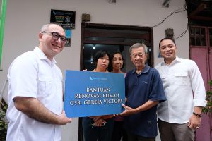 GEREJA BEDAH RUMAH WARGA TAK LAYAK HUNI, WALI KOTA ERI: INI BUKTI SURABAYA KOTA TORELANSI!