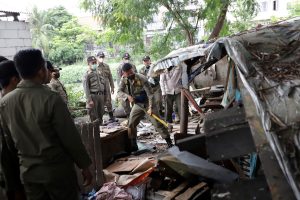 PEMKOT SURABAYA RELOKASI 32 KK WARGA KAMPUNG 1001 MALAM KE RUSUNAWA SUMUR WELUT