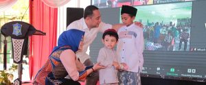 SAMBUT HARI IBU, RATUSAN SISWA SURABAYA ANTUSIAS JADI PESERTA KHITANAN MASSAL