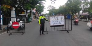 Polres Sampang Laksanakan Pengalihan Arus Lalu Lintas Akibat Banjir Meluapnya Air Sungai Kamoning