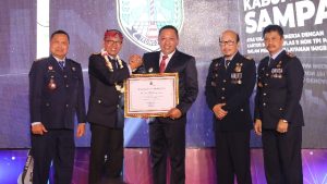 Tingkatkan Layanan Keimigrasian, Bupati Sampang Terima Penghargaan dari Kanwil Kemenkumham Jatim