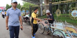 Sehat Jasmani dan Rohani, Kapolres Bangkalan Bagikan Voucher Belanja Bagi Tukang Becak