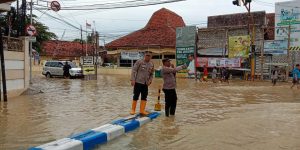 Wakapolres Sampang Turun Langsung Himbau Warga Jauhi Air Banjir