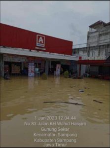 Sungai Kamoning Meluap, 4 Kecamatan Kabupaten Sampang Dilanda Banjir Hingga Setinggi 100 Cm Lebih