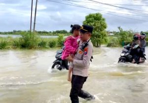 Tanggap Bencana, Polres Sumenep Turunkan Personel Bantu Warga Terdampak Banjir