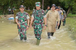 Danrem 084/BJ Meninjau Warga Yang Terdampak Banjir di Kabupaten Bangkalan