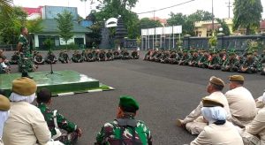 Diawal Tahun 2023, Dandim Surabaya Utara Pimpin Upacara dan Berikan Jam Komandan
