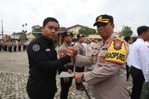 Loyalitas Tanpa Batas, Bripda Ivantri Ba Sihumas Polres Mojokerto Raih Penghargaan dari Kapolres