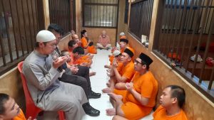 Bangun Rohani, Polisi Santri Polres Kediri Kota Rutin Berikan Tausiah kepada Para Tahanan