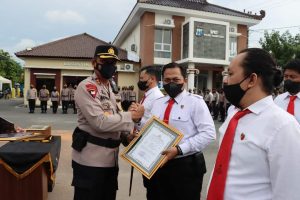 Ungkap Kasus Konvensional, Kapolres Pamekasan Berikan Penghargaan Kepada 18 Personel Satreskrim