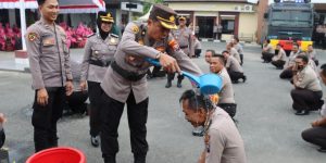 Tradisi Kenaikkan Pangkat, Kapolres Pamekasan Siram Air Kembang Kepada 49 Personil Yang Naik Pangkat