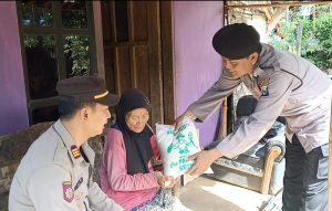 Polisi Peduli Kasih, Polres Ponorogo Sambangi Warga Berikan Bantuan Sembako