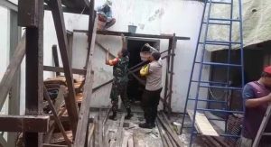 Sempatkan Waktunya, Babinsa dan Babinkamtibmas Bantu Perbaikan Rumah Warga