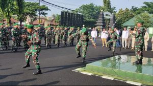 Bangkitkan Semangat Kekompakan, Prajurit Kodim Surabaya Utara Yel-yel Usai Upacara Bendera