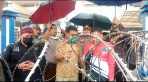 AMI Meminta Kepada Presiden RI, DPD RI, Kemenkes RI dan BPOM RI Untuk Mencopot Kepala BPOM Surabaya dan Jajarannya     Surabaya, – Menindaklanjuti Surat Terbuka Kepada Presiden RI, DPD RI, Kemenkes RI dan BPOM RI, Aliansi Madura Indonesia (AMI) akan mengelar aksi demo besar-besaran dengan melibatkan seluruh DPC AMI se-Jawa timur dan seluruh DPAC AMI Se-kota Surabaya.  Aliansi Madura Indonesia (AMI) akan turun aksi demo besar-besaran di kantor BPOM Surabaya dengan mengerahkan seluruh DPC AMI se-Jawa timur dan DPAC AMI Se-kota Surabaya dengan tuntutan meminta kepada Presiden RI, DPD RI, Kemenkes RI dan BPOM RI untuk mencopot Kepala BPOM Surabaya dan seluruh jajarannya yang tidak profesional dalam menjalankan tugas dan tanggung jawab terkait produk kosmetik LC Beauty yang jelas-jelas tidak mempunyai ijin edar dan mengandung Mercure.  Ditempat terpisah Sekjen AMI, Ahmad Taufik menyampaikan kalau AMI tetap berkomitmen mengawal kasus produk kosmetik LC Beauty yang jelas-jelas tidak mempunyai ijin edar dan mengandung Mercure sampai owner dan seluruh reseller ditindak tegas sesuai dengan hukum yang berlaku di Indonesia.  Saya juga pastikan dalam aksi demo besar-besaran tersebut akan dihadiri 1000 orang dari seluruh pengurus, anggota dan simpatisan Aliansi Madura Indonesia (AMI) kami juga akan bermalam di kantor BPOM Surabaya sampai Tuntutan kami dipenuhi.  Ditengah-tengah kesibukannya ketua umum ALIANSI MADURA INDONESIA (AMI) juga menyampaikan dengan tegas kalau AMI tidak akan pernah menyerah dan berhenti untuk menyuarakan kebenaran dan keadilan walaupun nyawa taruhannya.  Apa yang di lakukan oleh Kepala BPOM Surabaya dan seluruh jajarannya adalah bentuk ketidak profesionalan dalam menjalankan tugas dan tanggung jawabnya sebagai pegawai BPOM.  Yang kami sesalkan selama ini kenapa kepala BPOM Surabaya dan jajarannya tidak berani menindak tegas owner dan seluruh reseller produk kosmetik LC Beauty yang jelas-jelas tidak mempunyai ijin edar dan mengandung Mercure.  Maka dari itu kami meminta kepada Presiden RI, DPD RI, Kemenkes RI dan BPOM RI untuk mencopot Kepala BPOM Surabaya dan seluruh jajarannya yang telah gagal menjalankan tugas dan tanggung jawabnya sebagai pengawas obat dan makanan.