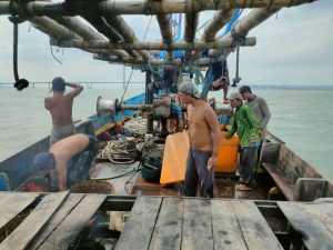 Ditpolairud Polda Jatim Amankan 8 Perahu dan ABK yang Diduga Lakukan Illegal Fishing