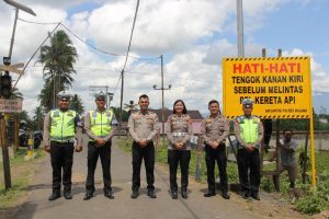 Cegah Kecelakaan di Perlintasan Kereta Api, Polres Malang Pasang Papan Himbauan