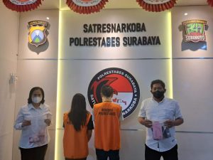 Sepasang Remaja Pengedar Sabu Ditangkap Satresnarkoba Polrestabes Surabaya