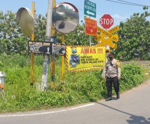Polresta Mojokerto Pasang Baner Himbauan, Minimalisir Laka Perlintasan KA Tanpa Palang Pintu