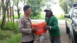 Peduli Lingkungan, Polres Ponorogo Bersama Warga Bersihkan Sungai Sambil Berbagi
