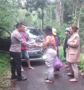 Kapolsek Bebandem Bersama Anggota datanggi Tkp Kendaraan yang tersesat Karena Mengikuti Petunjuk Google Map