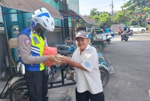 Indahnya Berbagi dari Polisi di Sidoarjo Saat Laksanakan Tugas Pengaturan Lalulintas