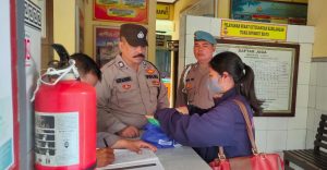 Hindari Barang Berbahaya dan Membahayakan Tahanan, Petugas Jaga Periksa Ketat Barang Bawaan