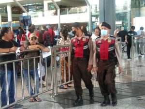 Pengamanan Polres Bandara terhadap Kedatangan 205 Penumpang dari Chenzhen Cina Terbang Perdana ke Bali