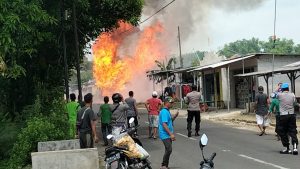 Mobil Truck Bermuatan Tabung Gas LPG Terbakar, Ini Kejadiannya