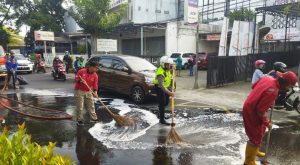 Polisi dan PMK Kota Malang Bersihkan Tumpahan Solar, Lalulintas di Jalan S Parman Kembali Lancar