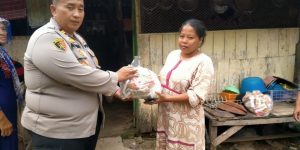 Ringankan Kebutuhan Warga, Kapolsek Klampis Salurkan Bantuan Sembako