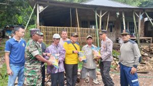 Gerak Cepat Polisi Bawean Bersama Forkopimcam Sangkapura Bantu Korban Tanah Longsor
