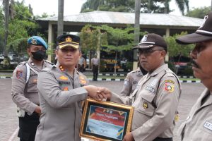 Gelar Upacara HUT Satpam ke – 42, Kapolres Nganjuk Beri Penghargaan Kepada 2 Satpam