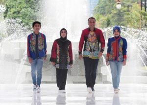 AKHIR TAHUN 2022, WALI KOTA ERI CAHYADI BERSAMA PEJABAT PEMKOT FASHION SHOW PROMOSIKAN BATIK KHAS SURABAYA
