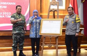Gubernur Khofifah Tandatangani Delapan Komitmen untuk Antisipasi Gangguan Perayaan Pergantian Tahun