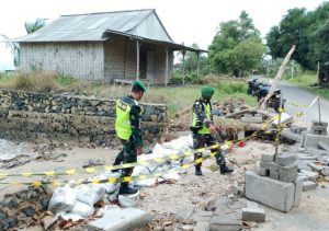 Memperkuat Perekonomian Desa Binaan, Babinsa Dukun Komsos Dengan Pelaku Usaha UMKM Galvalum.