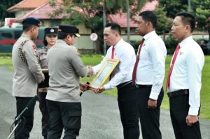 Awal Tahun 2023 Kapolda Jawa Timur Beri Penghargaan Kasat Reskrim Polrestabes Surabaya