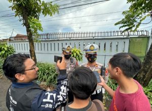 Tim Tanggap Bencana Polres Tulungagung Tangani Pohon Tumbang, Akses Jalan Kembali Normal