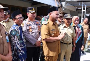 Kapolres Gresik Dampingi Bupati Tinjau Korban Bencana Puting Beliung