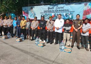Kapolda Jatim Gelontorkan Bantuan Air Mineral Untuk Penduduk Pulau Gili Ketapang